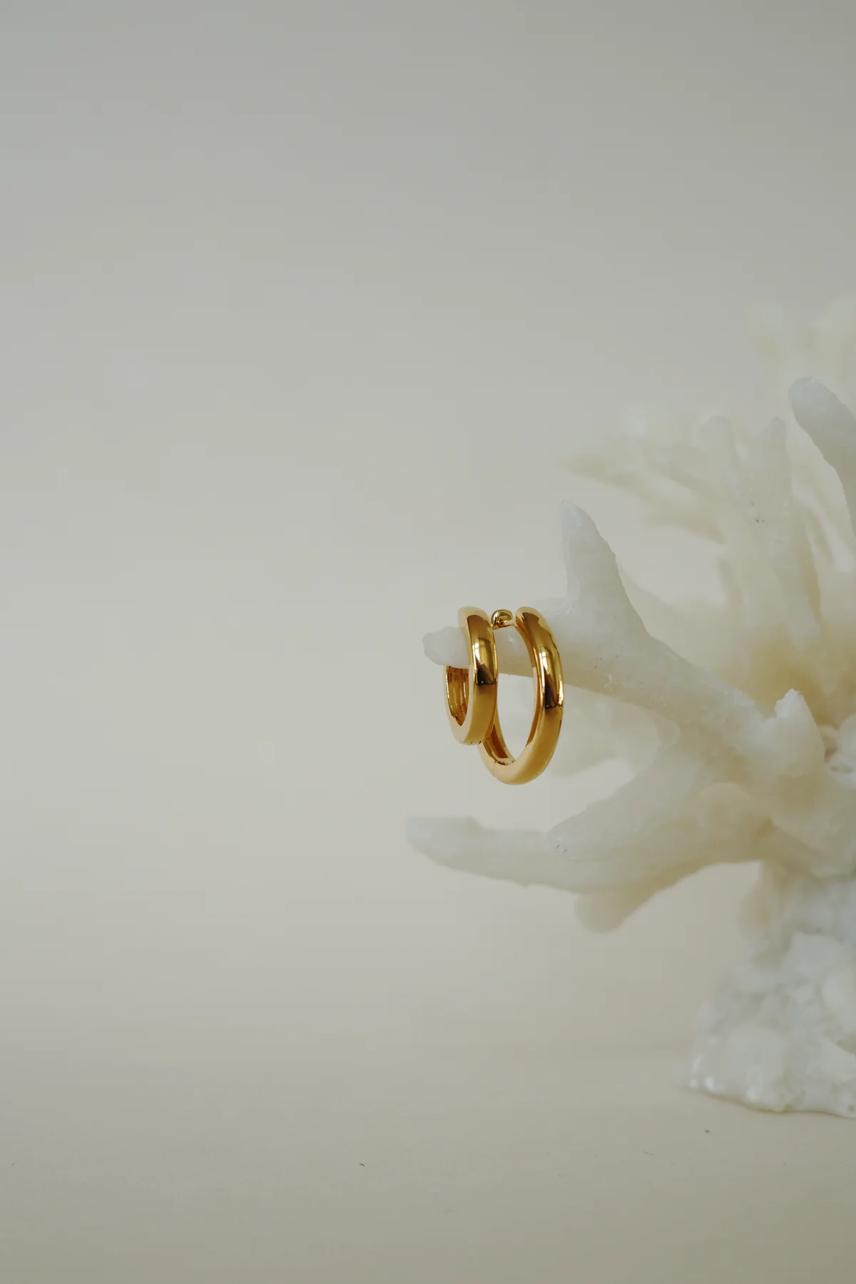 Classic huggie gold plated small (15mm) - Image 3