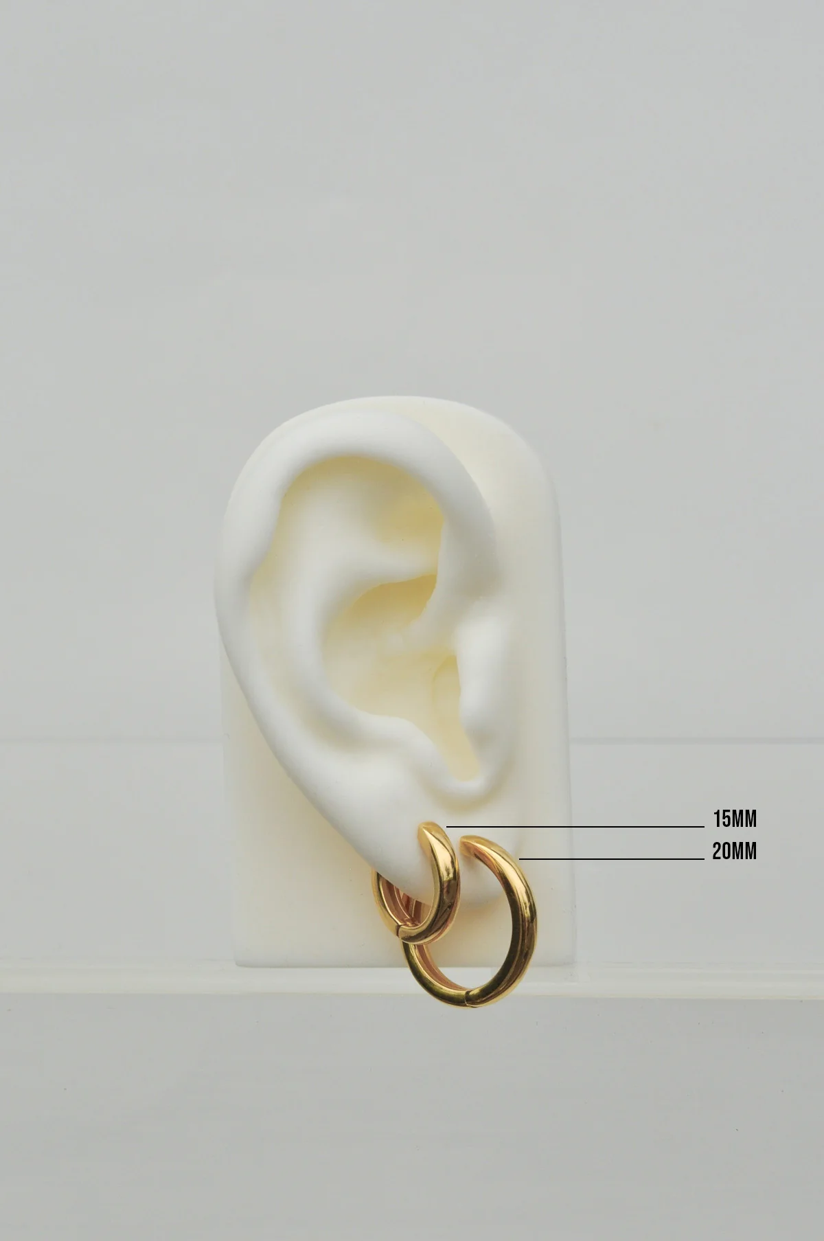 Classic huggie gold plated small (15mm) - Image 4