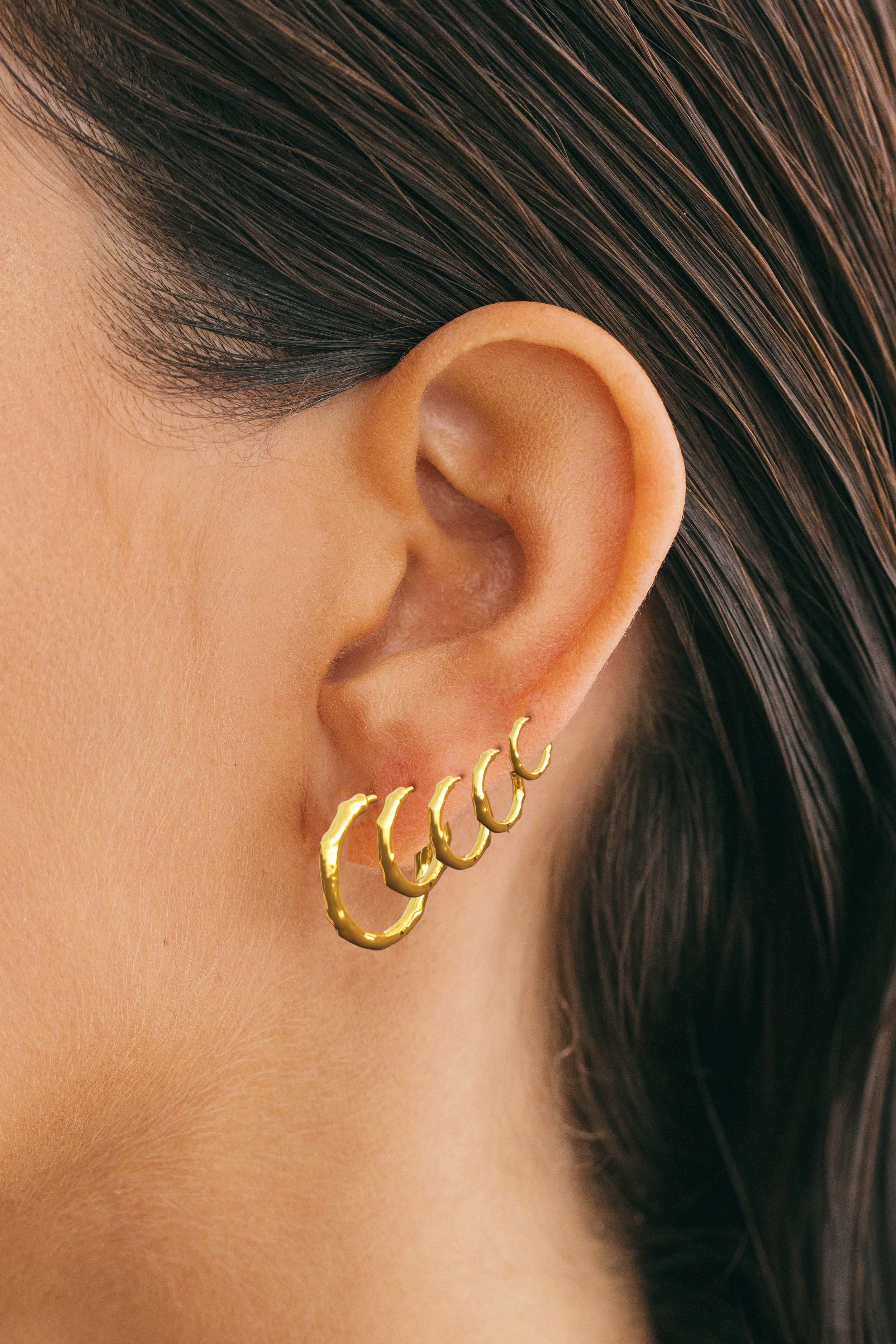 Hammered hoop gold plated small (9mm) - Image 4