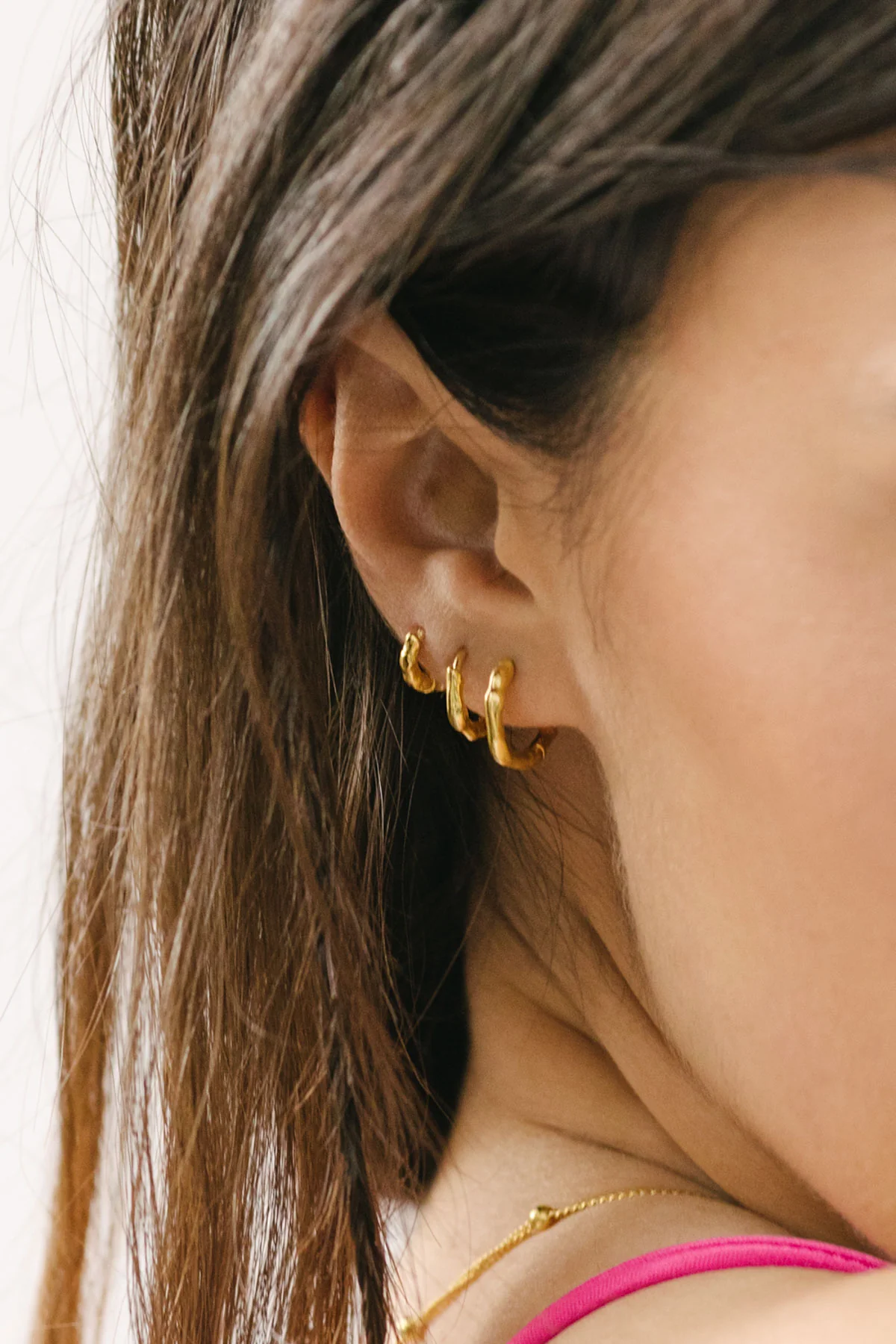 Hammered hoop gold plated medium (11mm) - Image 9