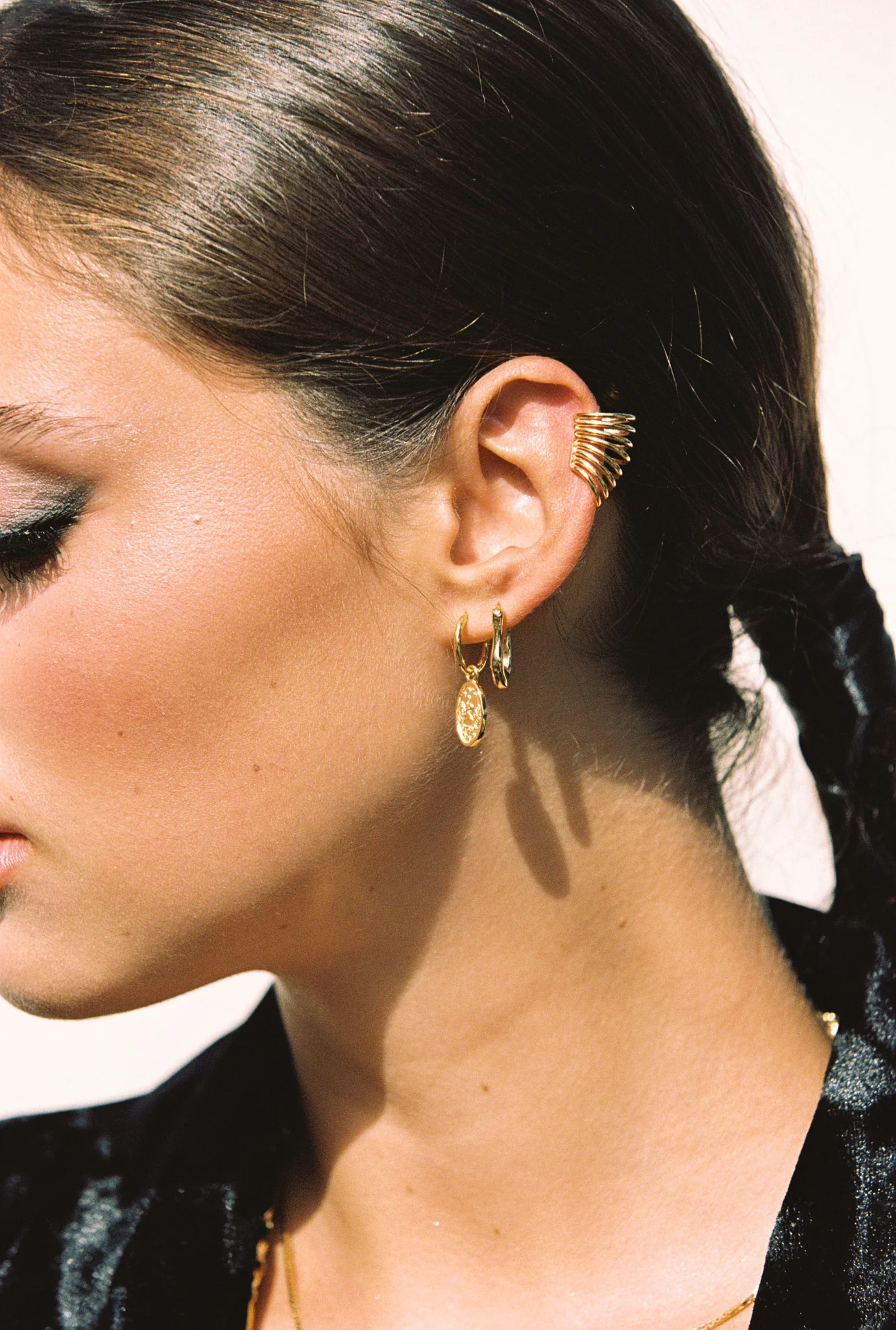Organic oval hoop gold plated (20mm) - Image 5