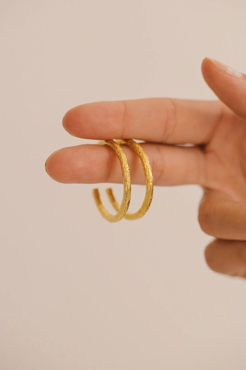 Wanderlust hammered hoop gold plated (32mm) - Image 4