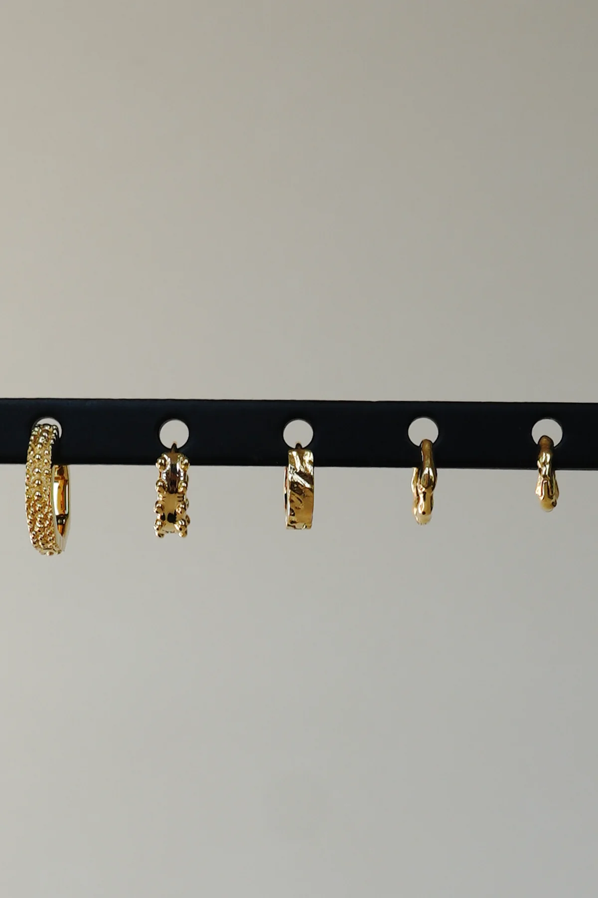 Water ripple huggie gold plated - Image 3